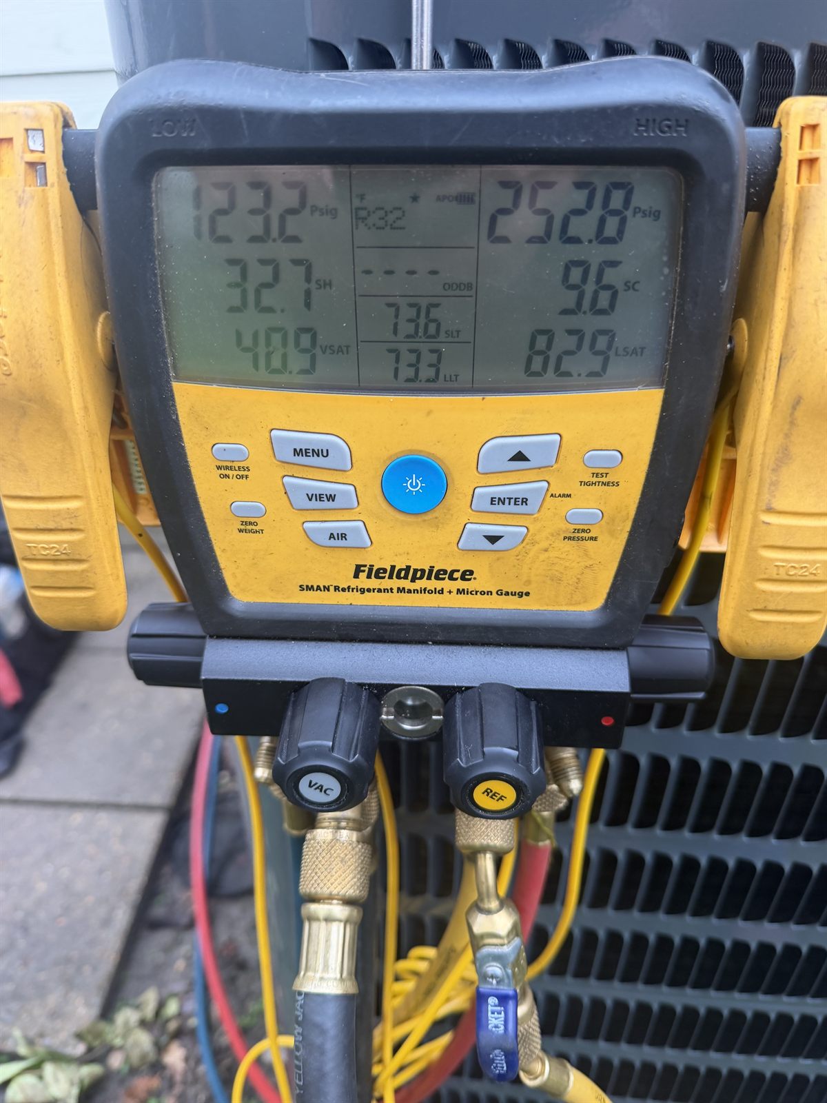 Fieldpiece manifold gauge showing verified R-32 refrigerant pressures
